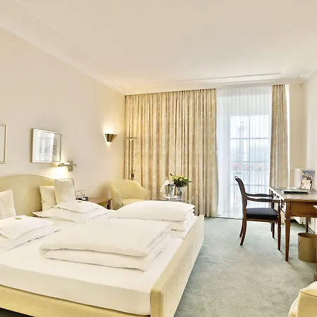 Отель Bayerischer Hof Линдау